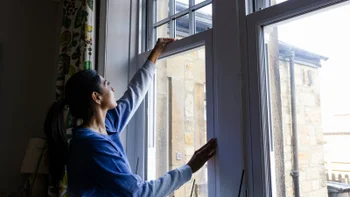 Allergies: woman closing window 1388212482