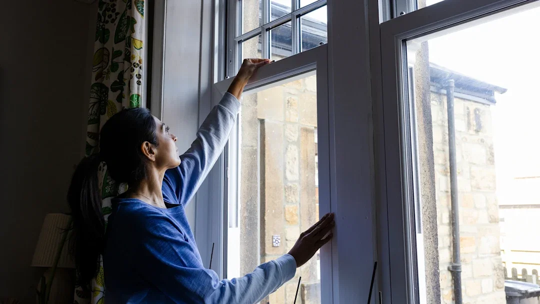 Allergies: woman closing window 1388212482
