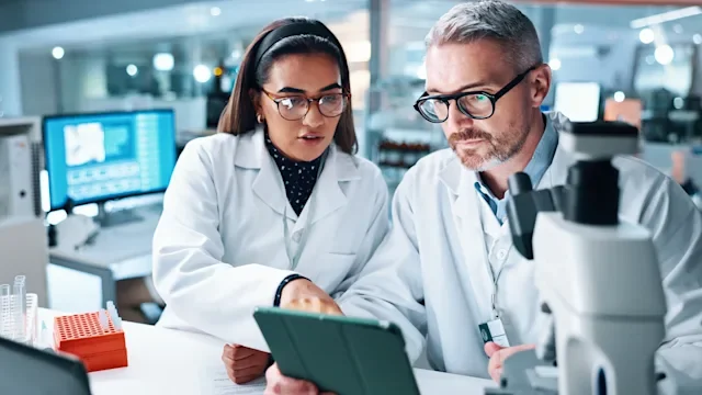HCP: researchers working in a lab 2215035679