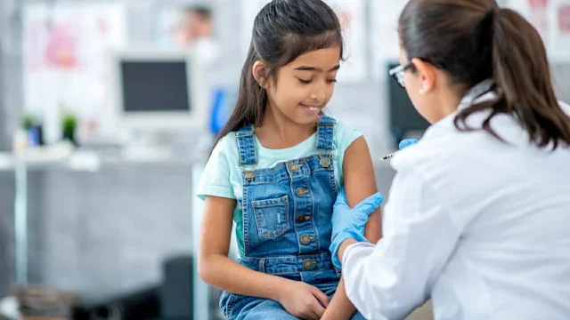 Covid-19: child receiving vaccine 2149838330