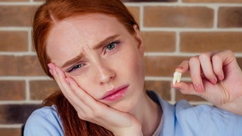 Dental care: Wisdom tooth removal: holding removed wisdom tooth 1405839332