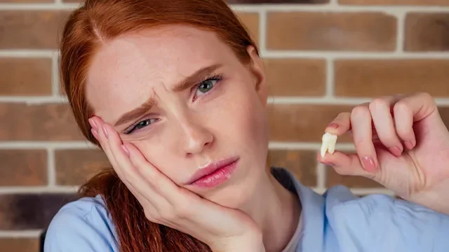 Dental care: Wisdom tooth removal: holding removed wisdom tooth 1405839332