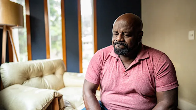 Tricyclic-Antidepressants: anxious man at home 1682578354