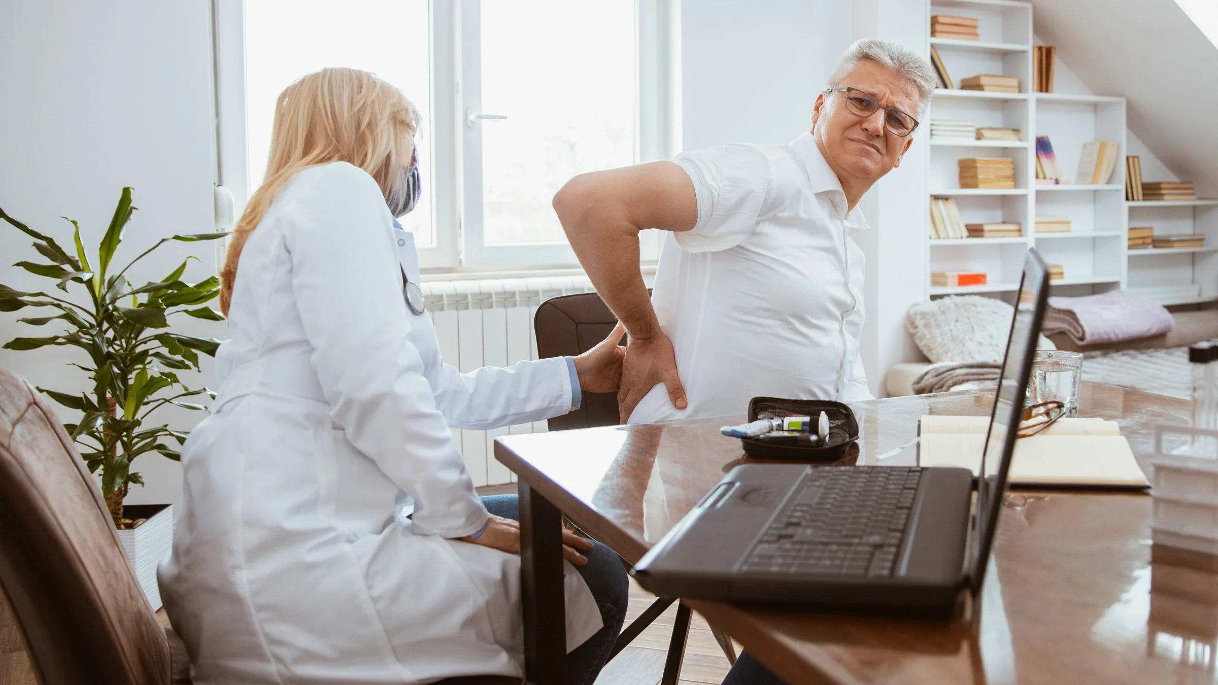 A patient talking to their doctor about kidney pain.
Ika84/iStock via Getty Images Plus 
