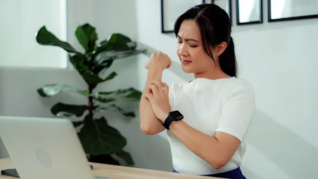 Dermatology: woman scratching her arm 1476724298