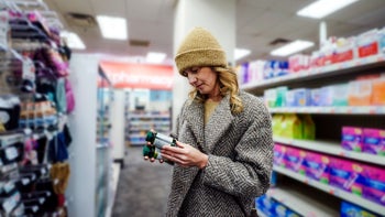 Bacterial-vaginosis: woman shopping for supplements 1470213196