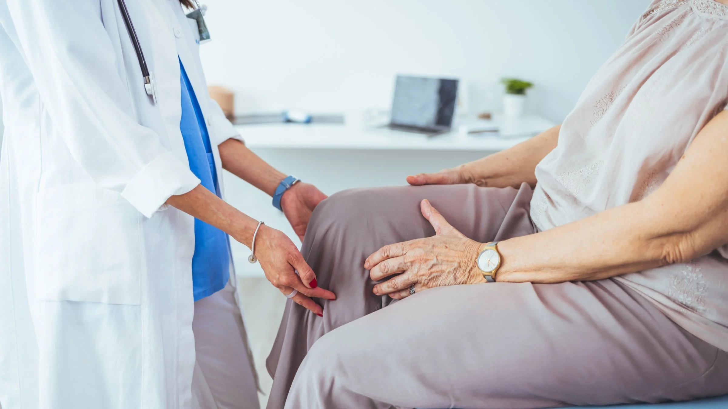 A senior woman has knee pain.