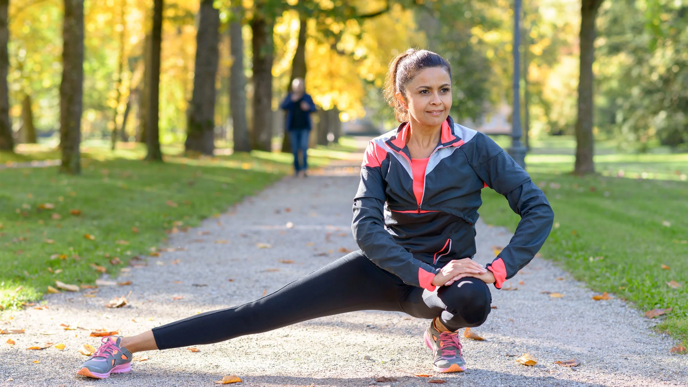 Woman doing side lunges.