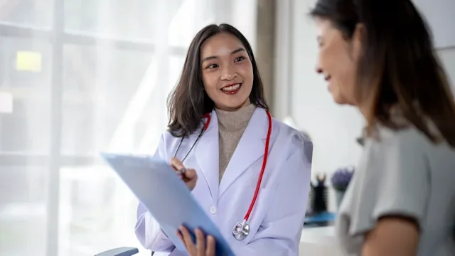HCP speaking to a patient 2270338891