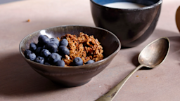 What you eat affects what symptoms you experience while taking GLP-1s. Good foods to manage GLP-1 side effects include lean proteins and whole grains.
