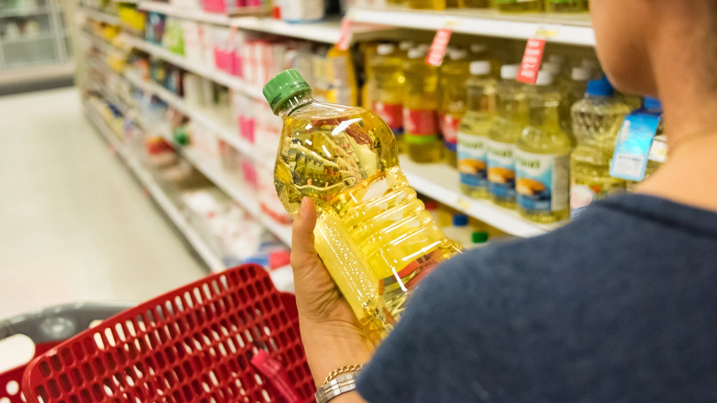 A woman shops for cooking oil at the supermarket.