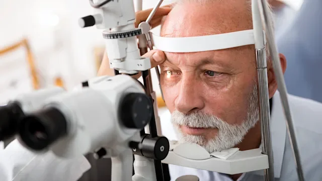 Eye: HubL eye exam senior man-899312474