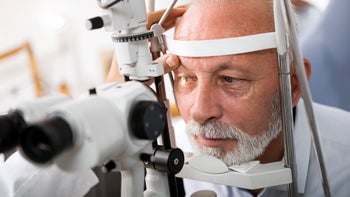Eye: HubL eye exam senior man-899312474
