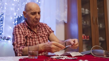 sulfonylureas: senior man taking medication 1472101586