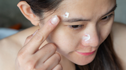What medicines are available for clearing acne breakouts? Compare the effects of benzoyl peroxide versus salicylic acid to help you decide which might be better for your skin.