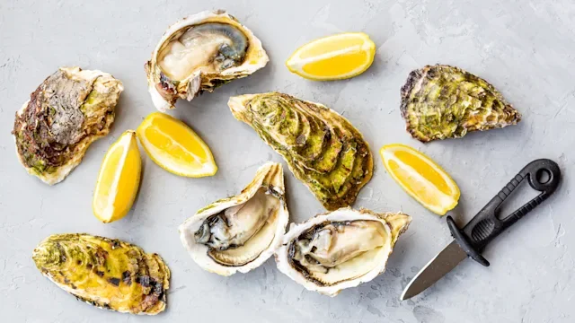 diet-nutrition: fresh oysters on ice 2274720270