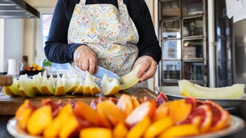Diabetes: closeup woman slicing melon 1470775629