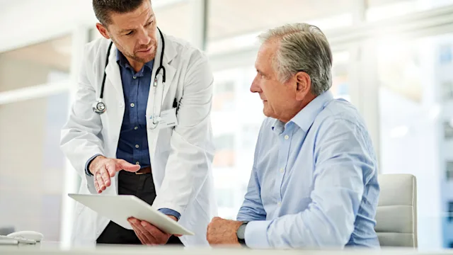 Cancer: doctor speaking to patient 1141974089