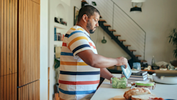 Foods to avoid while taking Januvia include processed foods and high-glycemic foods. Choosing low-glycemic foods can help reduce your symptoms.