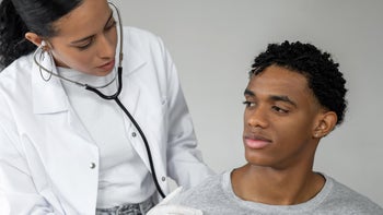 breo-ellipta: doctor listening to patients lungs 1454570584