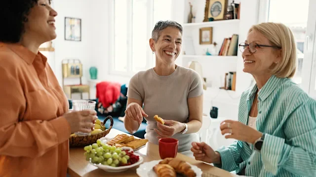 Womens-Health: friends brunching at home 2247125343