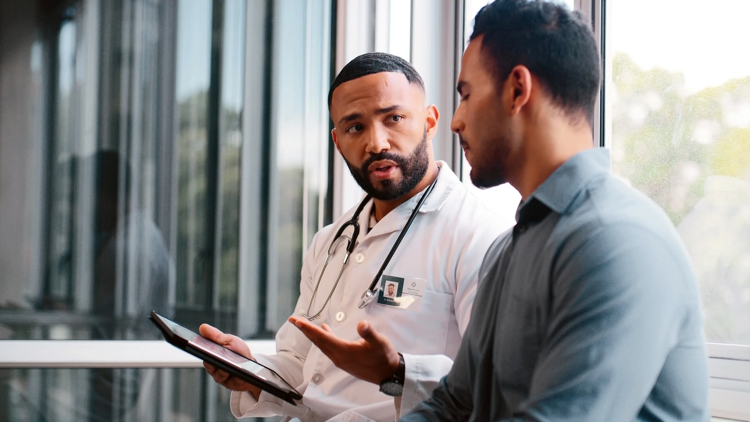 A healthcare practitioner speaks with a patient.