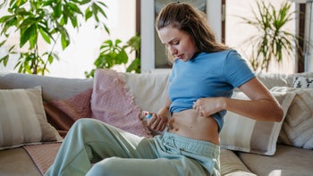 diabetes-type-2: woman injecting into her abdomen 1735044278