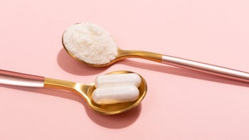 Yeast infection: Boric acid: white supplement pills and powder on spoons 1129779844