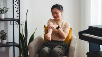 Vtama: woman scratching elbow 2152879342