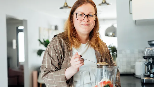 Gallstones: woman making a smoothie 2172894060