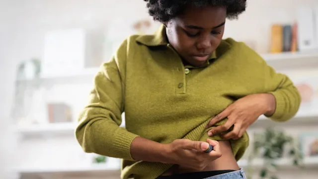 insulins: woman injecting insulin into abdomen 2251711297