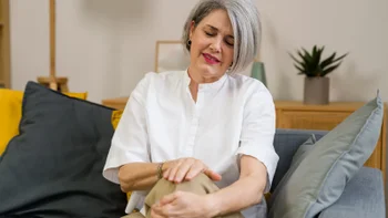 Pain: woman with knee pain 2210252073