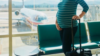 Pregnancy: pregnant woman at airport 1030379008