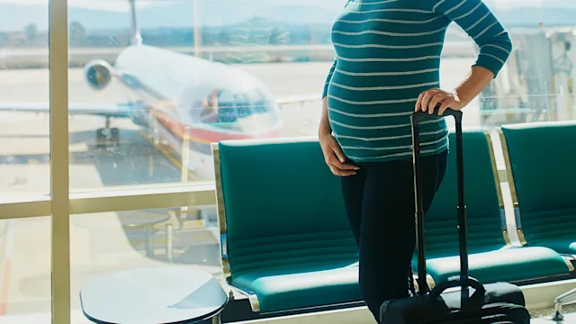 Pregnancy: pregnant woman at airport 1030379008