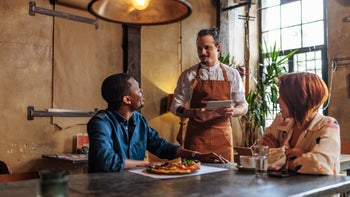 Celiac-disease: couple ordering at a restaurant 1498929146