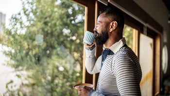 Alcohol: man drinking tea 1331434060