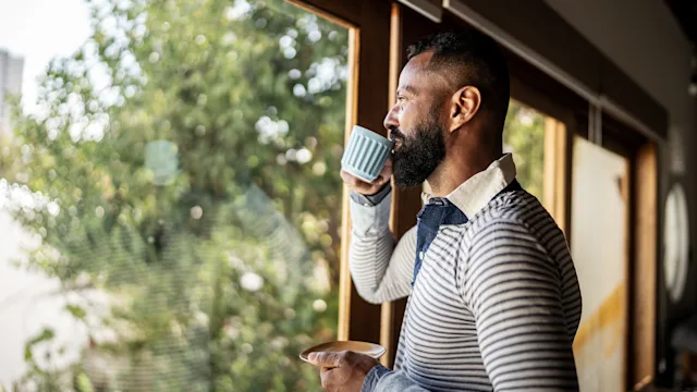 Alcohol: man drinking tea 1331434060