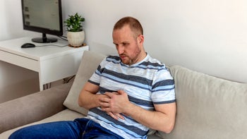 azithromycin: antibiotics: stomach: pain: man stomach pain at home-1308584652