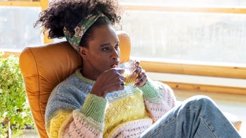 Diet and nutrition: woman drinking tea at home 1472309501