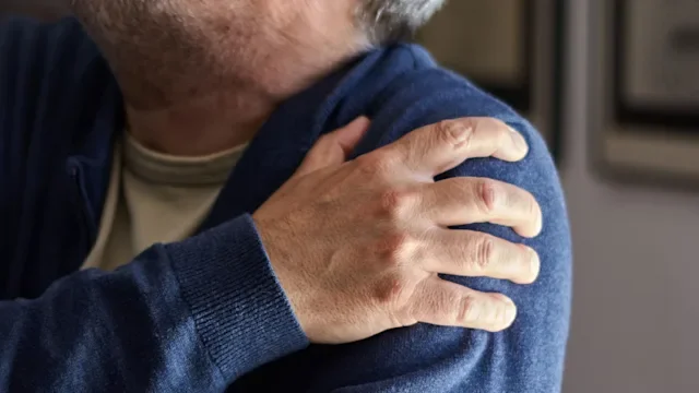 Arthritis: man shoulder pain 1327446792
