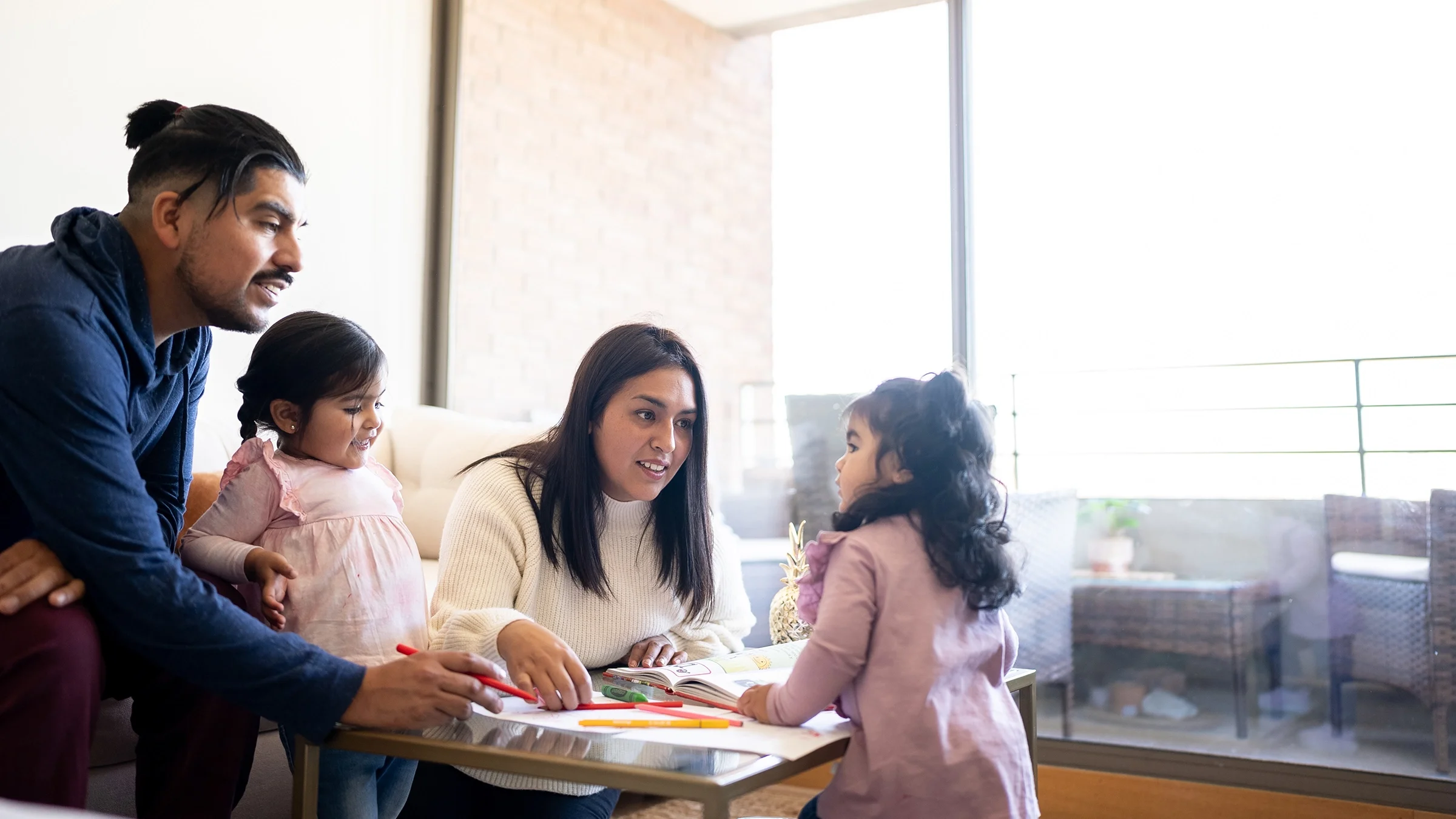Parents and their daughters draw at home.