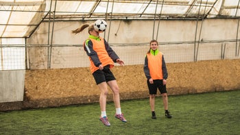 Health: injuries: woman headbutting in soccer game-909998888