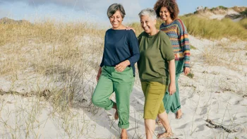 Autoimmune: women walking on the beach 2207411836