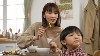 Diet nutrition: Picky eaters: mom with broccoli kid turning away 1389815563