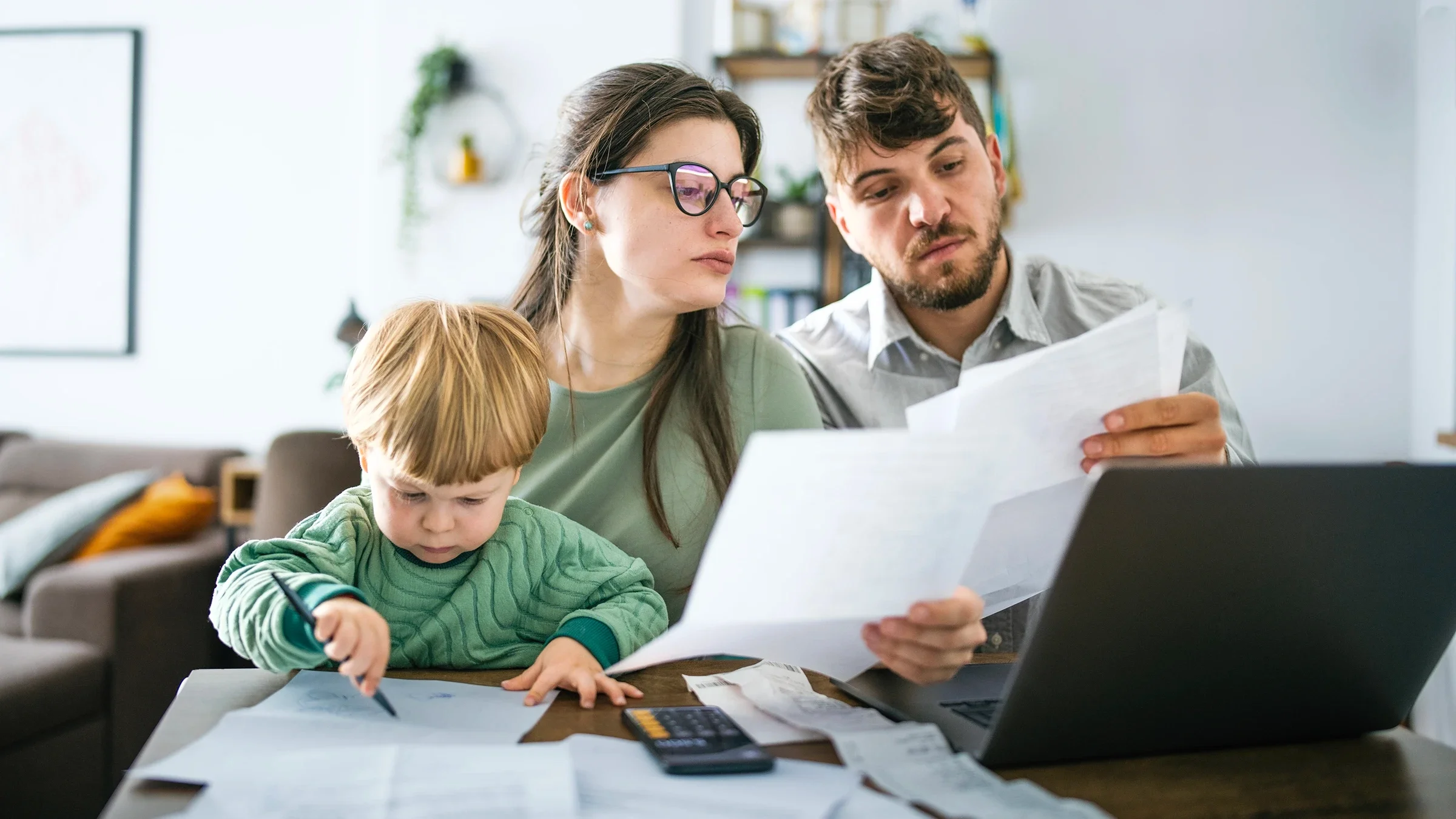 Parents with a toddler manage the family budget.