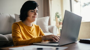 Weight-loss: woman working on a laptop 2201808876