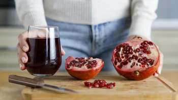 closeup pomegranate juice 1387792639