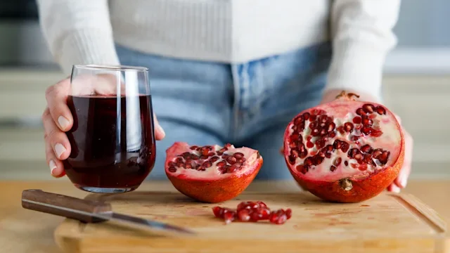 closeup pomegranate juice 1387792639