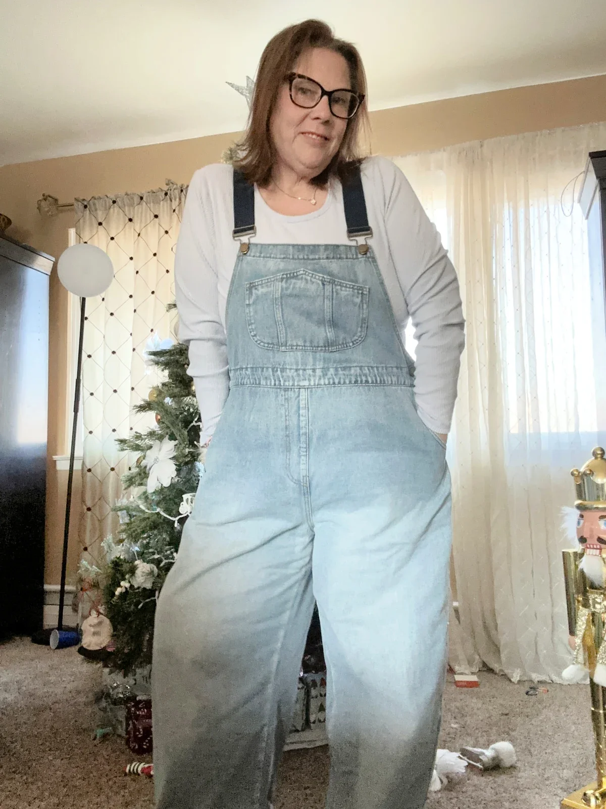Tara Johnson is pictured in her living room after losing weight.