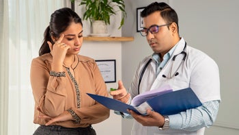Birth control: Comparison: doctor talking to patient 1410399295